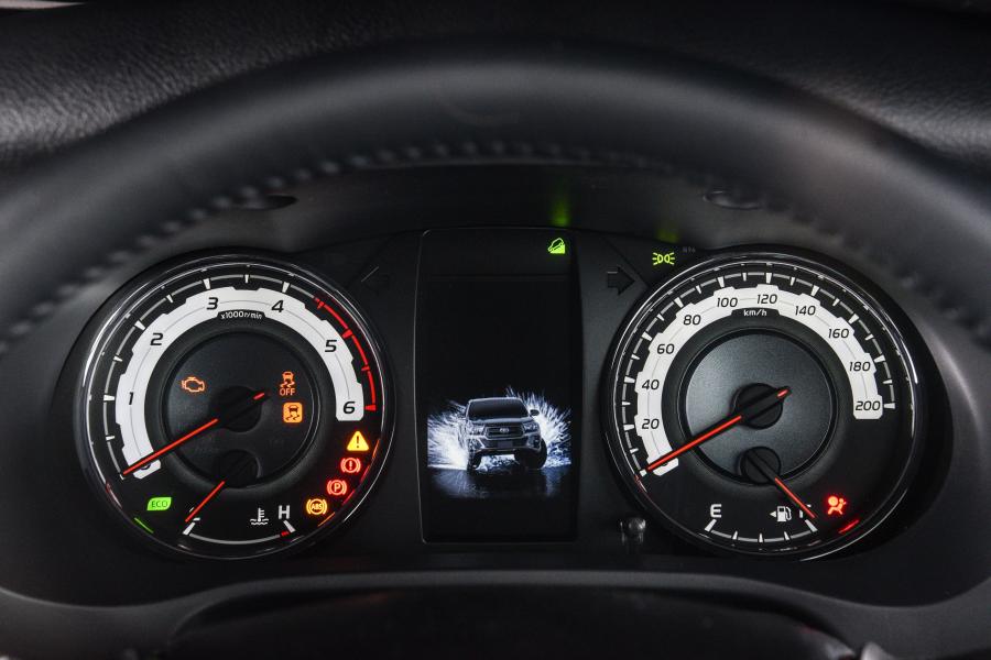Панель приборов Toyota Hilux Dakar Double Cab 2018 года  (ZA) (фото 12 из 40)